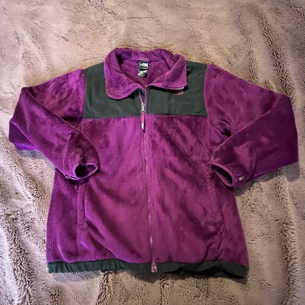 Women’s The North Face Osiris fleece jacket.